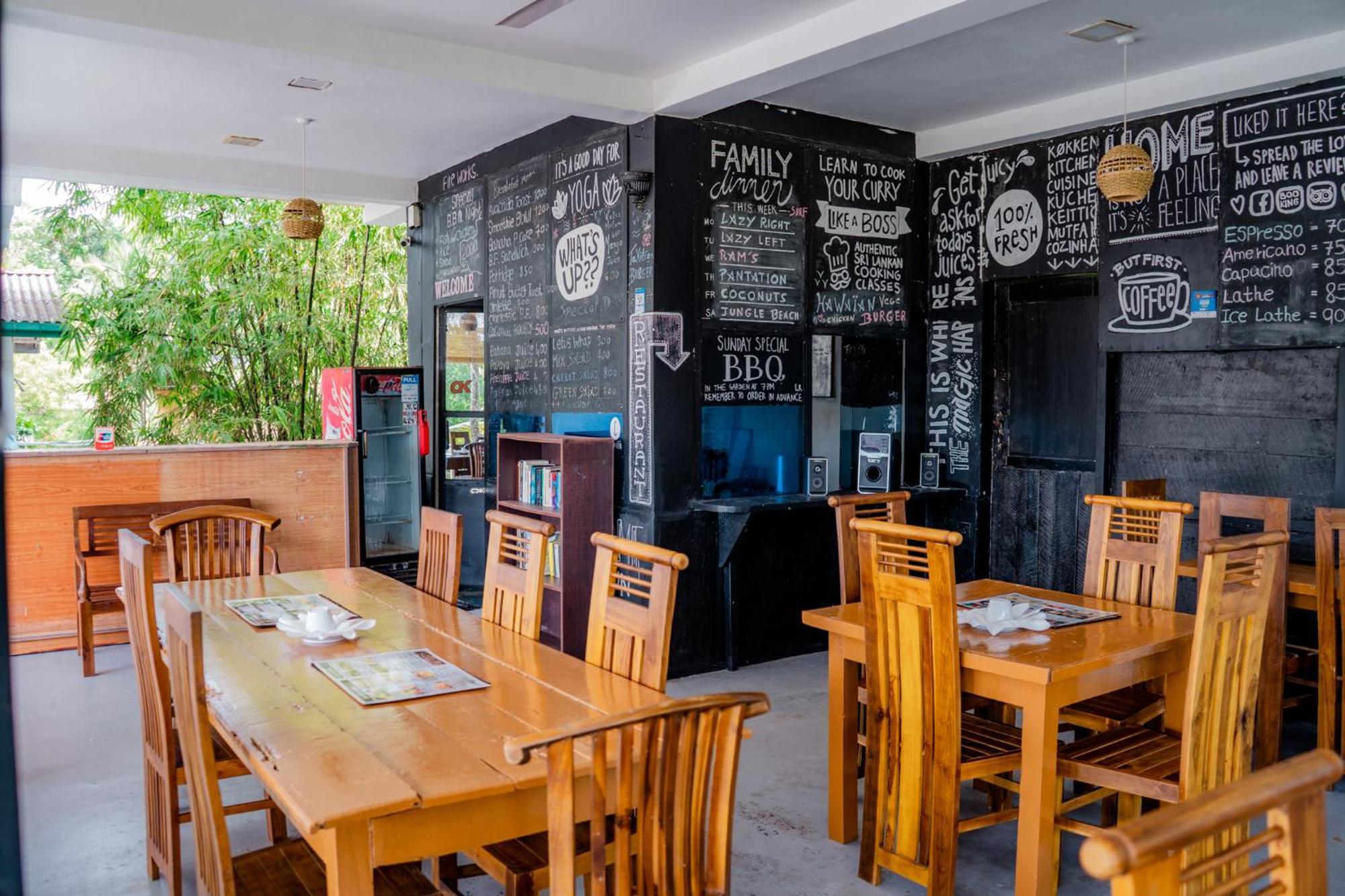 Bed and Breakfast Asanka Surf House & Resturant Midigama East Zewnętrze zdjęcie